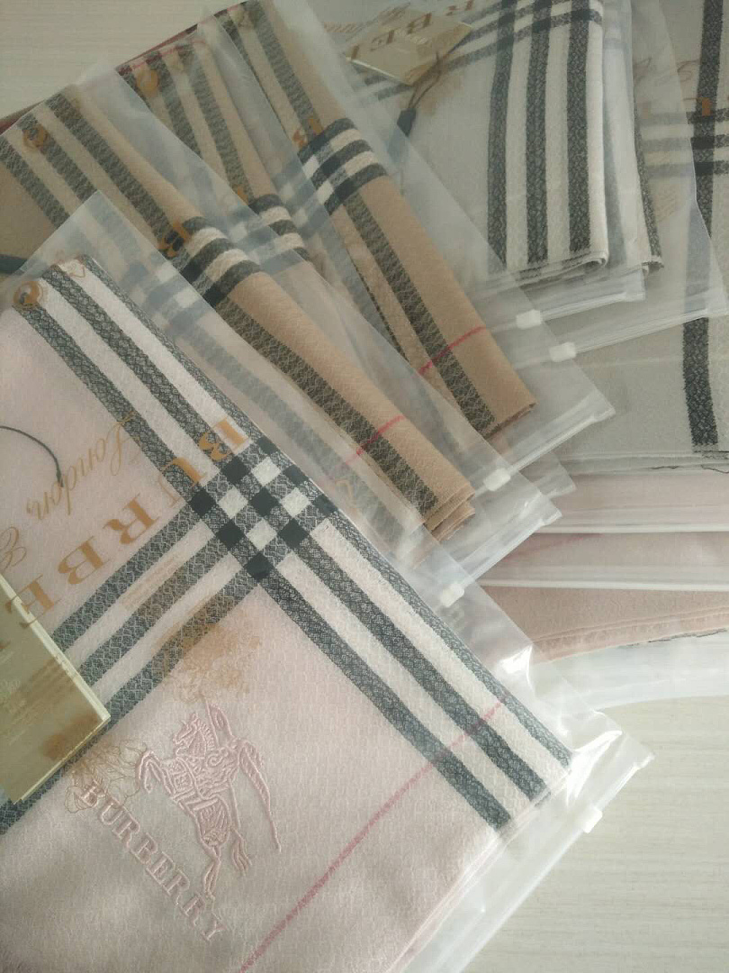 Burberry Reversible Check Cashmere Scarf · A3314 — תמונה 9