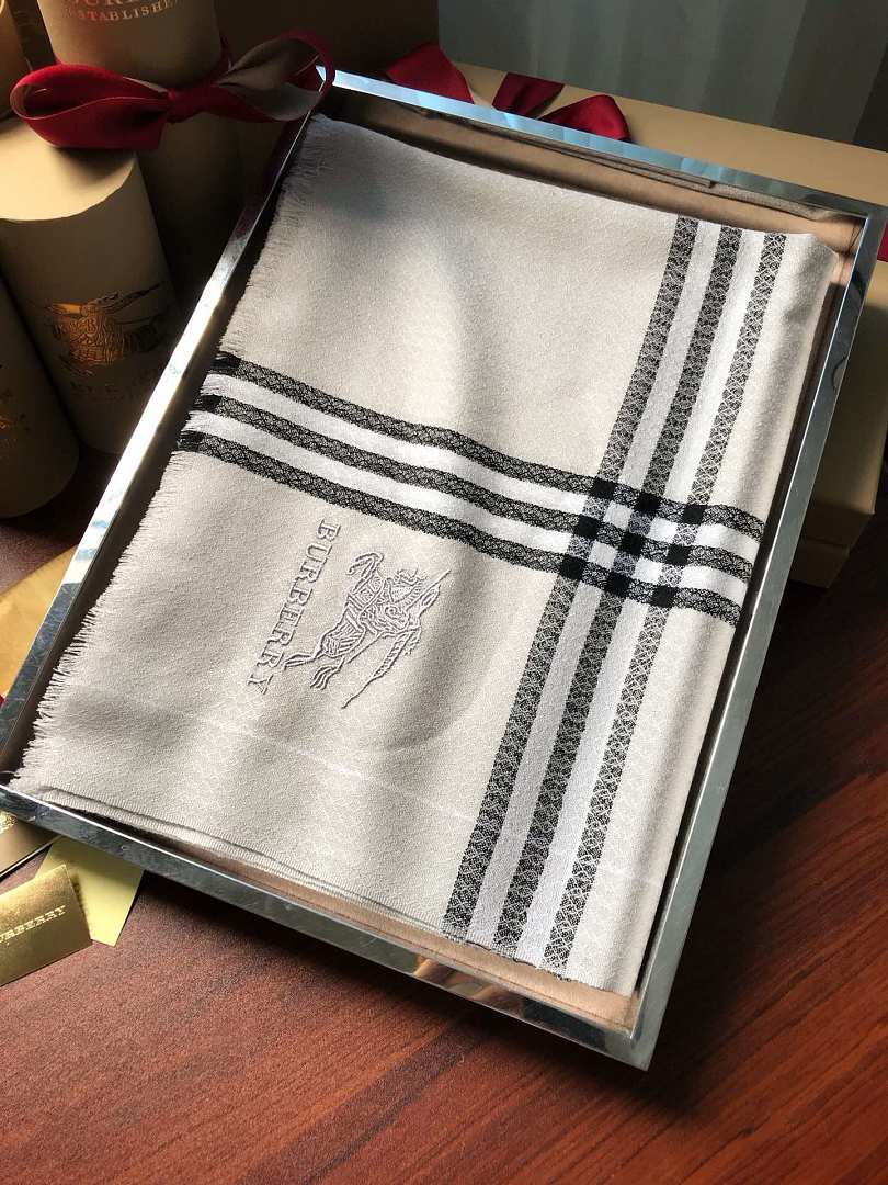 Burberry Reversible Check Cashmere Scarf · A3314 — תמונה 17