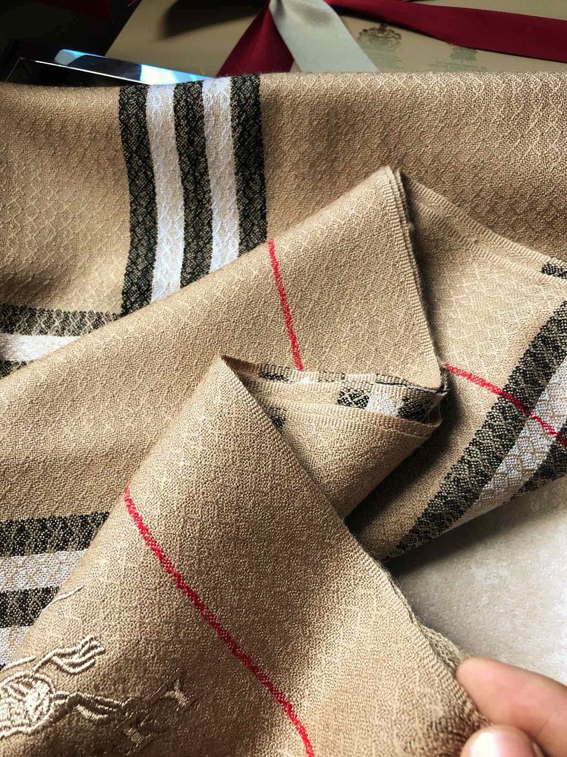 Burberry Reversible Check Cashmere Scarf · A3314 — תמונה 4