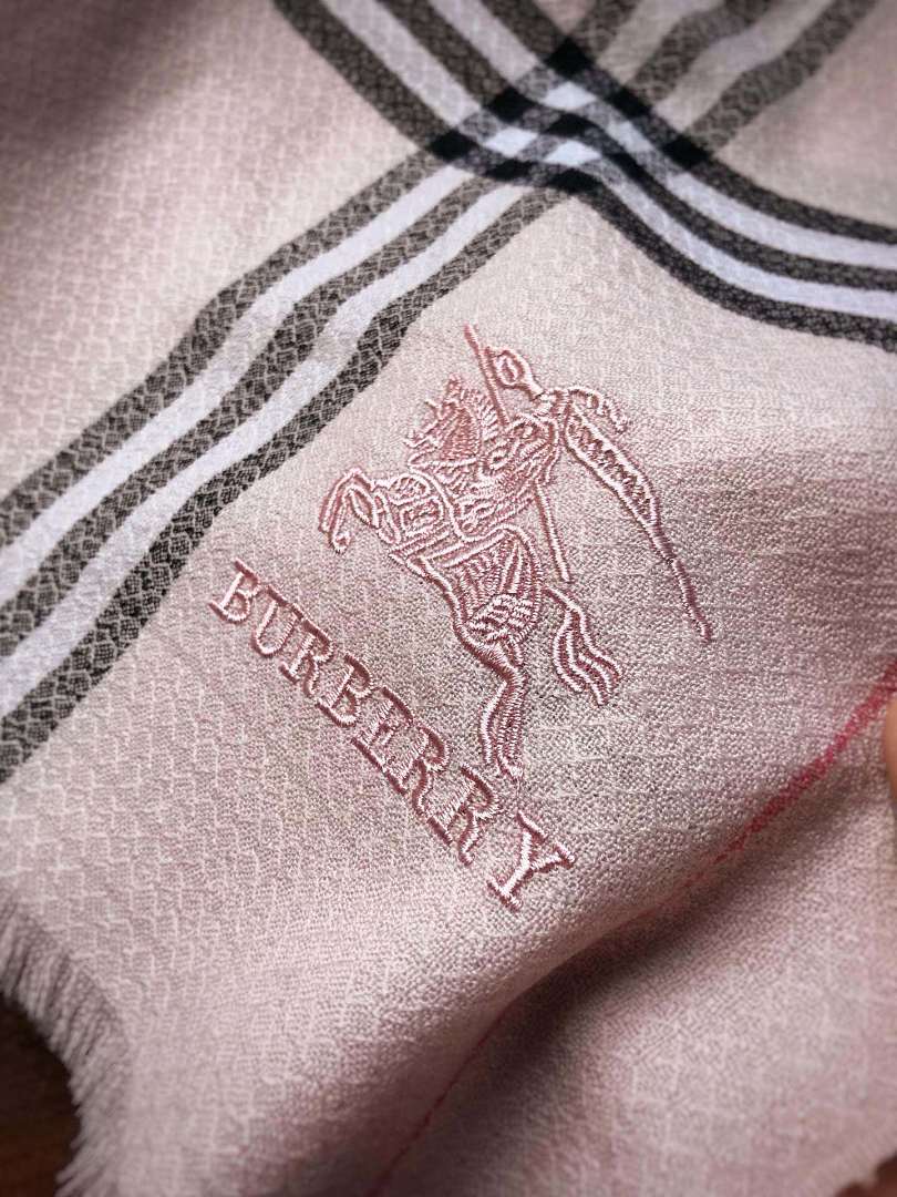 Burberry Reversible Check Cashmere Scarf · A3314 — תמונה 12