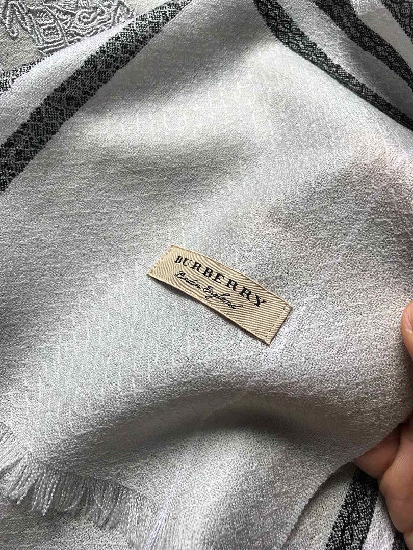 Burberry Reversible Check Cashmere Scarf · A3314 — תמונה 19