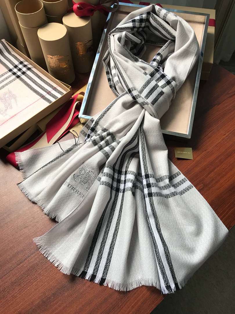 Burberry Reversible Check Cashmere Scarf · A3314 — תמונה 23