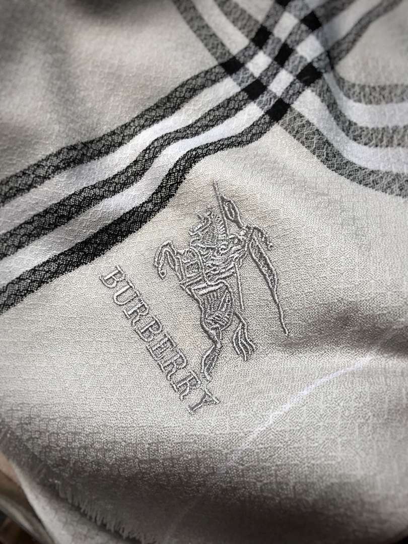 Burberry Reversible Check Cashmere Scarf · A3314 — תמונה 18