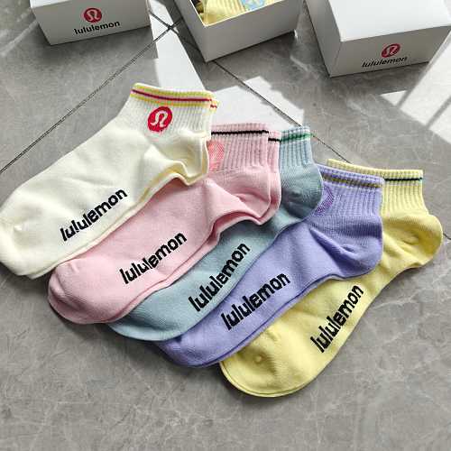 Lululemon Daily Essential Crew Socks · A3041